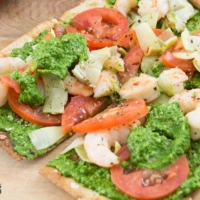This pesto shrimp flatbread pizza makes is an easy healthy meal, ready in just 10 minutes, Low fat, dairy free and super tasty! Say no to fast food! | www.pancakewarriors.com