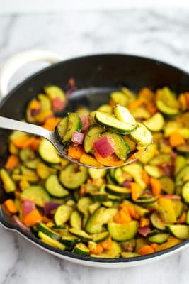 Greek Vegetables are a simple, tasty way to add vegetables into your diet. Vegan, gluten free, low fat, paleo and easy to make. | www.pancakewarriors.com