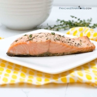 This simple salmon recipe is ready in 7 minutes! This healthy salmon recipe is perfect for busy nights! Paleo, gluten free, whole30. | www.pancakewarriors.com