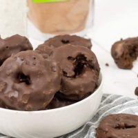 Try these gluten free high protein chocolate zucchini donuts today! Such a delicious healthy treat! | www.bitesofwellness.com