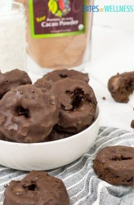 Try these gluten free high protein chocolate zucchini donuts today! Such a delicious healthy treat! | www.bitesofwellness.com