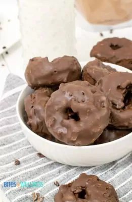 Try these gluten free high protein chocolate zucchini donuts today! Such a delicious healthy treat! | www.bitesofwellness.com