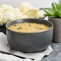 This slow cooker cauliflower soup is going to become your new favorite veggies soup! Vegan, paleo, Whole30. Perfect weeknight dinner recipe #slowcooker #vegan #soup #cauiflower