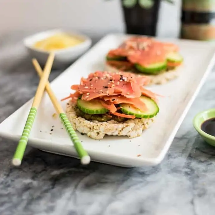 These smoked salmon sushi rice cakes are the perfect lunch or snack recipe! Gluten free, paleoish, and ready in under 5 minutes. Also no cooking required, so perfect for anytime! |#smokedsalmon #sushi #glutenfree