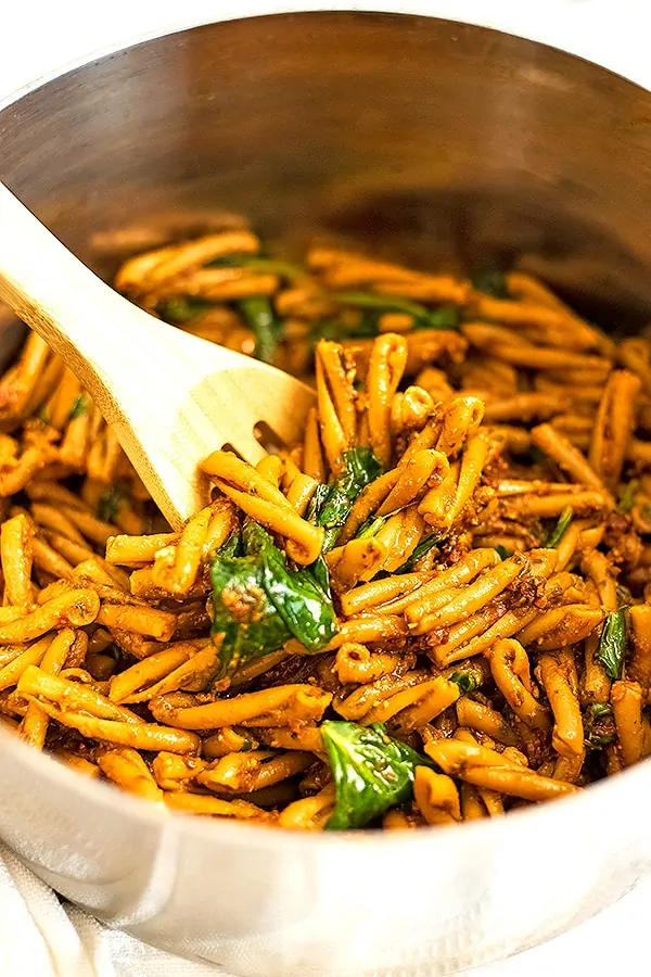 Spinach and sun dried tomato pesto pasta in a pot.