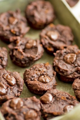 Single serve brownie bites lined up on a tray.