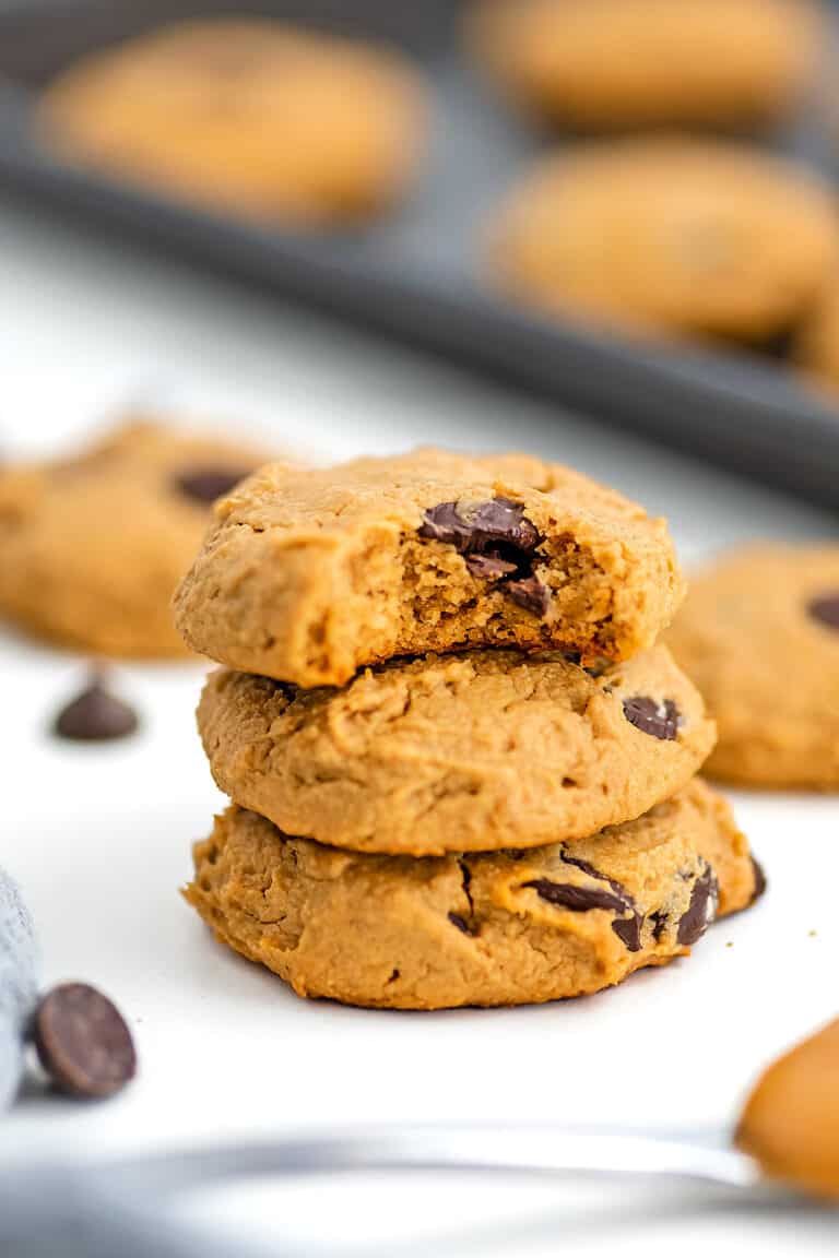 Vegan Peanut Butter Chocolate Chip Cookies - 6 Ingredients | Bites of ...