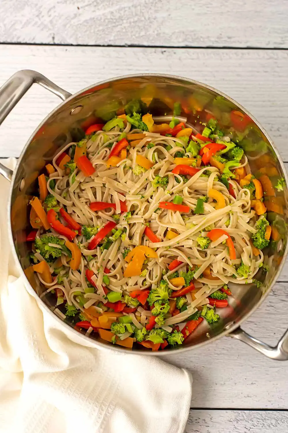 Rice noodles and veggies after draining the pot.