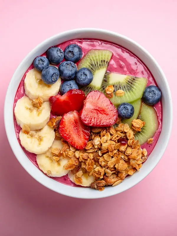A smoothie bowl with lots of fiber rich toppings.